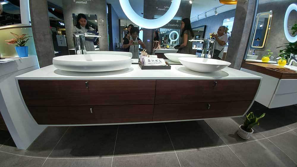 תצוגה של ארון אמבטיה מודרני בעיבוד קוריאן מיוחד משולב מגירות עץ מלא