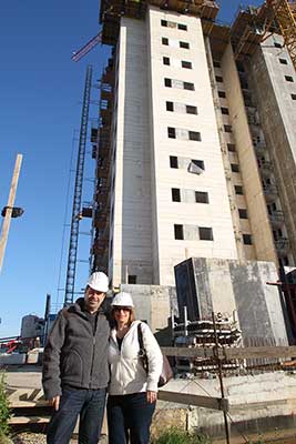 ביקור עם לקוחות דירת קבלן לקוחות מרוצים ומחייכים בביקור בדירת קבלן בעת בניה