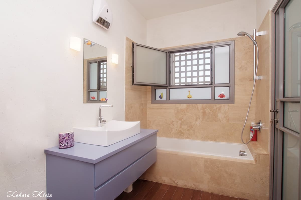 חדר אמבטיה מעוצב באבני טרבנטין ושליכט אקרילי