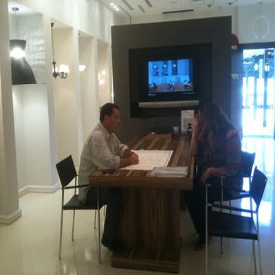 תהליך בחירת גופי תאורה בבית מעוצב 